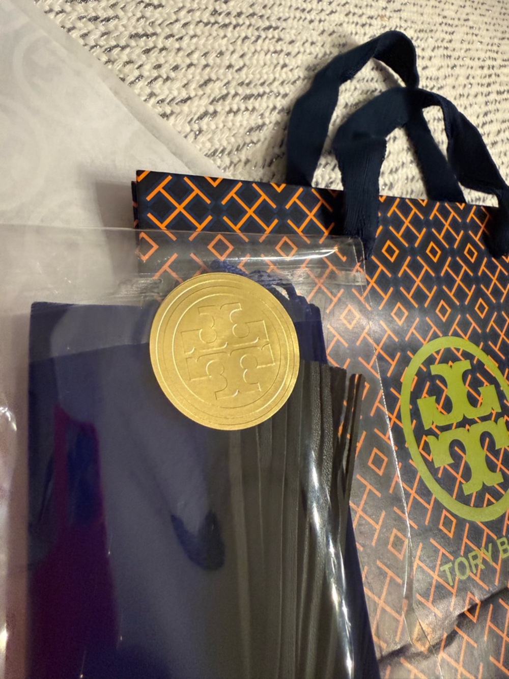 LAST ONE! 🚨 NEW. Bag charm or keychain with Tory Burch medallion + gift wrap - Picture 5 of 16